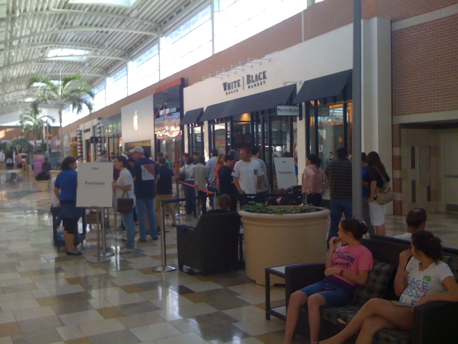Apple iPad 1 launch line forms