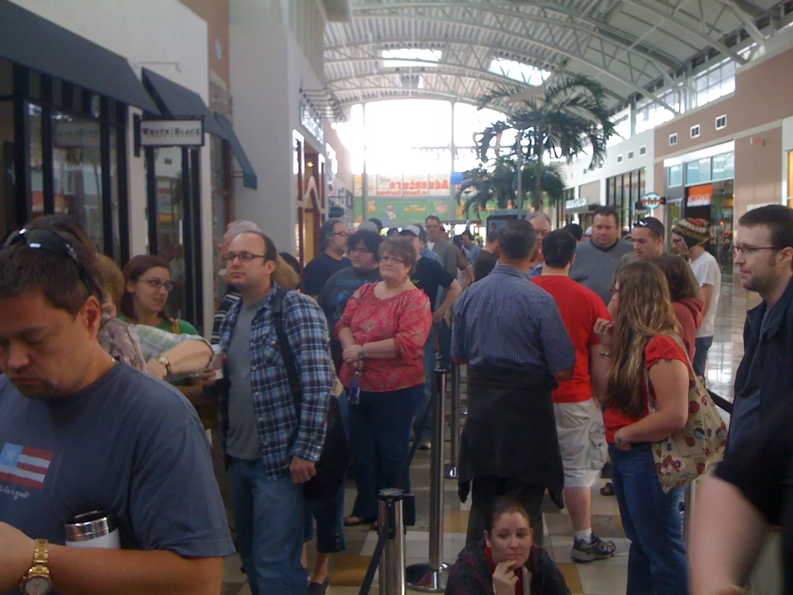 Apple iPad 1 launch - line at store open
