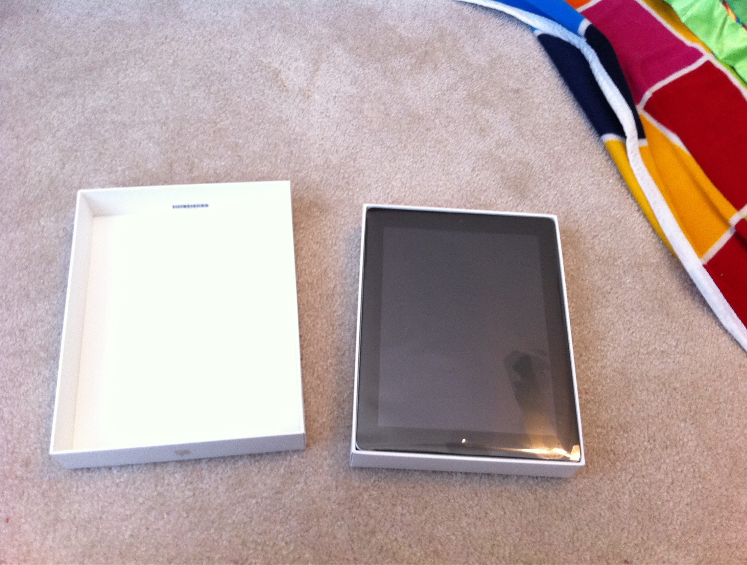 Apple iPad 2 Unboxing Photos - box open